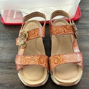 L’ARTISE VERGIE SANDALS WOMEN’S EURO: 39 US: 8.5M